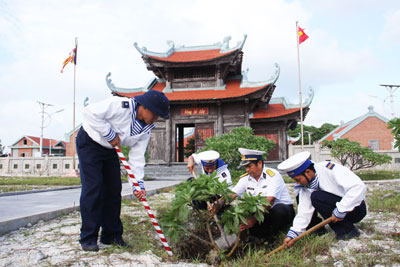 Sau những giờ phút luyện tập trên thao trường (ảnh trái), họ lại rèn luyện sức khỏe với những thiết bị hiện đại. 