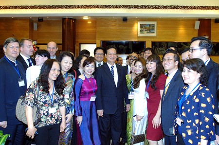 Thủ tướng Nguyễn Tấn Dũng và đại diện các DN trong nước và nước ngoài tại Hội nghị. Ảnh: VGP/Nhật Bắc