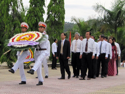Viếng Nghĩa trang liệt sĩ Hòn Dung và dâng hương tại điện thờ tháp Trầm Hương