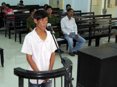 Đốt cây khô, làm cháy luôn vườn xoài nhà bên