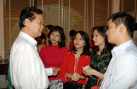 Thủ tướng Nguyễn Tấn Dũng trao đổi với báo chí  làm rõ về một số vấn đề người dân quan tâm. Ảnh: VGP/Nhật Bắc