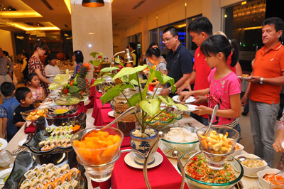 Du khách thưởng thức tiệc buffet mừng 30-4 tại khách sạn Michelia Nha Trang.