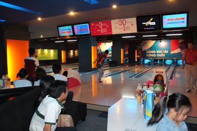 Chơi bowling ở Nha Trang Center.