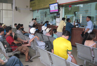 Hết vé tàu, xe ngày cao điểm