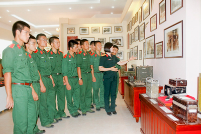 Học viên tham quan Nhà truyền thống.