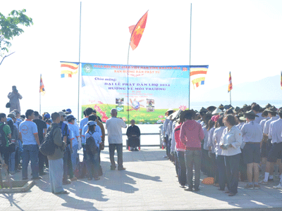 Hơn 200 phật tử tham gia hoạt động vệ sinh môi trường