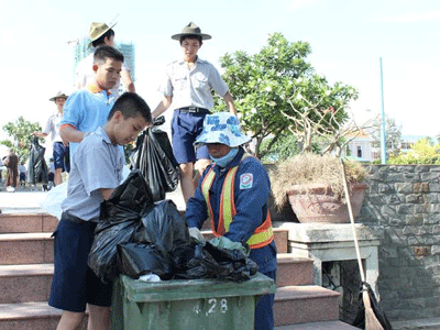 Gom rác vào thùng chứa.