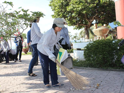 Nhặt rác dọc công viên.