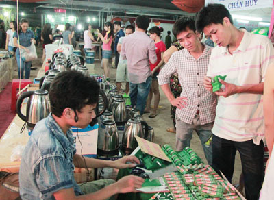 Dè dặt mua sắm tại hội chợ