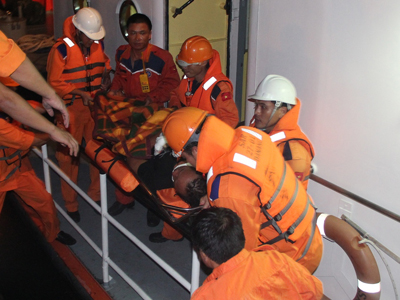 Cứu ngư dân nguy kịch trên biển