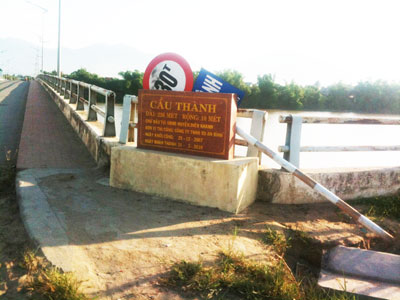 Biển báo giao thông bị ngã