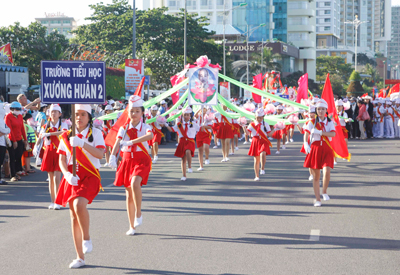 Đội hình diễu duyệt của Trường Tiểu học Xương Huân 2