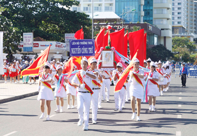 Liên đội Trường THCS Nguyễn Công Trứ tham gia lễ diễu duyệt