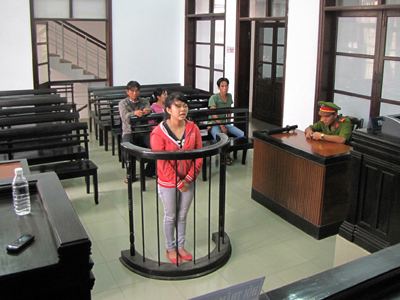 Nhân viên trộm tiền của chủ tiệm