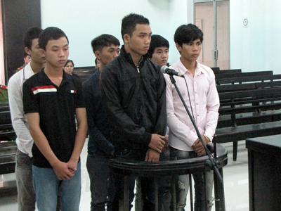 Xem đánh lộn, 2 người bị vạ lây