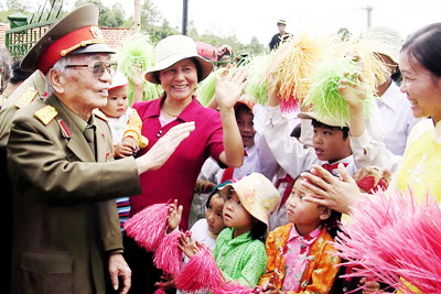 Đại tướng Võ Nguyên Giáp với các cháu thiếu nhi Mường Phăng.  (Ảnh: Đoàn Hoài Trung)