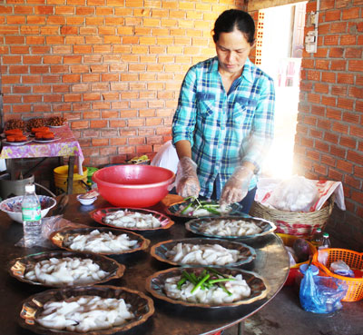 Chị Huỳnh Thị Lệ Mai chế biến món ăn tại một tiệc cưới ở thôn Bình Sơn, xã Ninh Thọ, thị xã Ninh Hòa.
