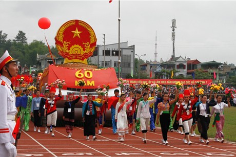 Đoàn rước Quốc huy qua lễ đài. Ảnh: Đình Nam