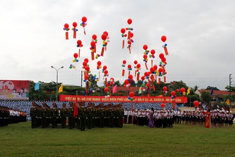 Các em thiếu nhi thả bóng bay. Ảnh: VGP/Đình Nam