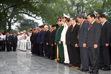 Các đồng chí Lãnh đạo Đảng, Nhà nước tưởng nhớ các anh hùng, liệt sỹ tại Nghĩa trang A1. Ảnh: Đình Nam