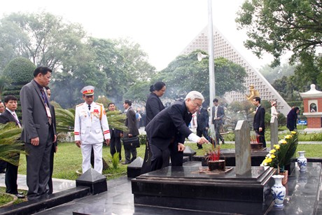 Các đồng chí lãnh đạo Đảng, Nhà nước thắp hương tại phần mộ liệt sỹ. Ảnh: Đình Nam