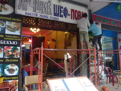 Khanh Hoa corrects illegal foreign signboards