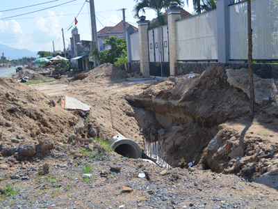 Cần có rào chắn cảnh báo nơi đang thi công