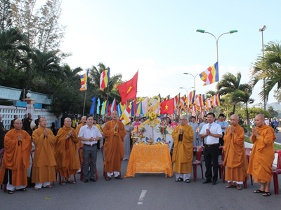 Cúng dường Phật đản Liên hợp quốc Vesak năm 2014 trên đường Trần Phú.