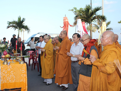 Thắp hương cầu nguyện quốc thái, dân an.