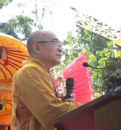 Đạo Phật kêu gọi không rải giấy vàng bạc, đốt đồ mã