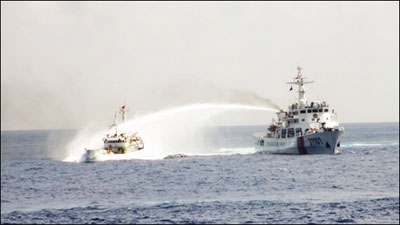 Tàu Trung Quốc vẫn hung hăng tấn công tàu Việt Nam