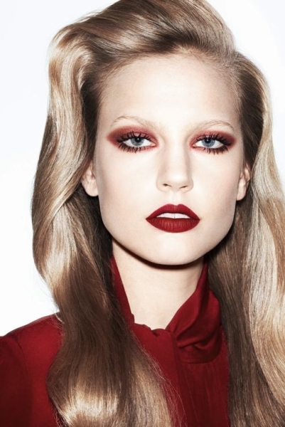 Bạn gái cá tính với màu mắt đậm