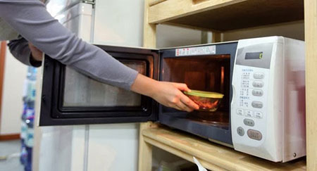 Nguy hại tiềm ẩn trong lò vi sóng