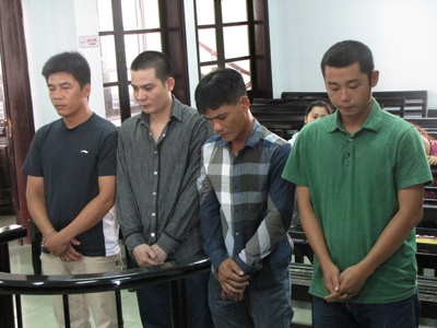 Dùng hung khí đòi nợ, cả chủ và con nợ cùng hầu tòa