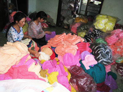 Phụ nữ đan len lúc nông nhàn