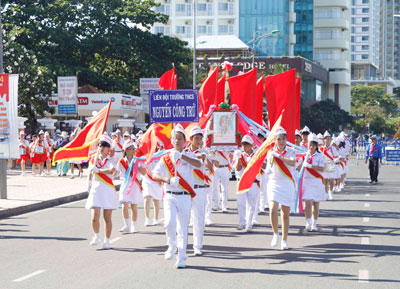 Lãnh đạo TP. Nha Trang trao quà cho những đội viên xuất sắc làm theo lời Bác.