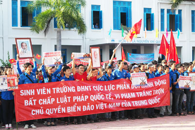 Mít tinh phản đối Trung Quốc hạ đặt giàn khoan trái phép