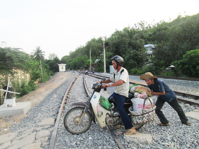 Mỗi lần có người chở nông sản đi qua, ông Tân (người gác đường sắt của xã) lại phải đẩy giúp phía sau.