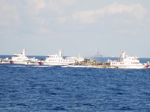 Trung Quốc huy động rất nhiều tàu lớn với chiến thuật dàn hàng ngang để bảo vệ việc hạ đặt trái phép giàn khoan Hải Dương-981 trên vùng biển của Việt Nam. (Nguồn: Cảnh sát biển Việt Nam)