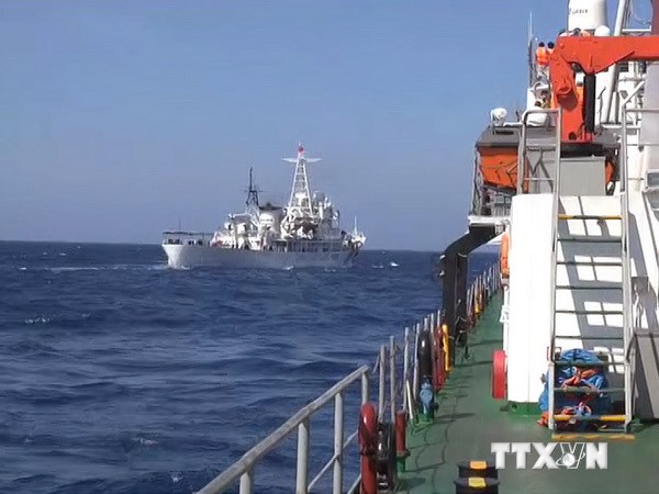 Tàu Hải cảnh Trung Quốc cơ động tìm cách ngăn cản tàu Cảnh sát biển Việt Nam. (Ảnh chụp từ tàu Cảnh sát biển Việt Nam). (Ảnh: Công Định/Hữu Trung/TTXVN)