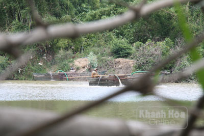 Cảnh hút cát từ ghe lên bãi tập kết mới hình thành ở thôn Bình Cang, xã Vĩnh Trung.