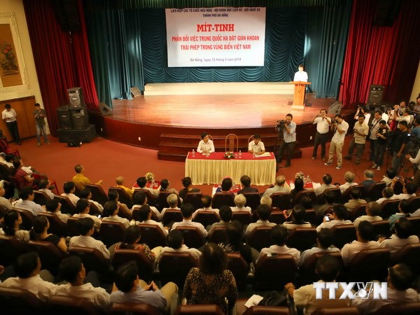 Không chỉ xuống đường mới là thể hiện lòng yêu nước