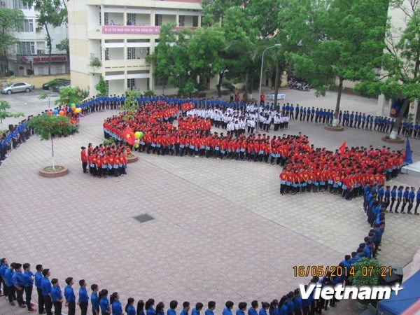 Học sinh Hà Nội xếp thành hình Tổ quốc giữa một trái tim lớn của màu xanh tình nguyện. (Ảnh: PV/Vietnam+)