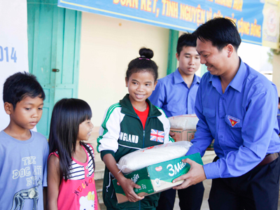 Trao quà cho các em học sinh nghèo vươn lên trong học tập