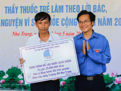 Tặng công trình bể lọc nước sạch cho Trung tâm bảo trợ xã hội huyện Khánh Vĩnh