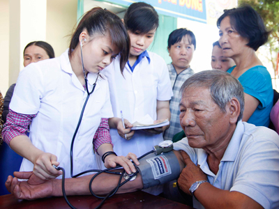 Khám bệnh cho người dân