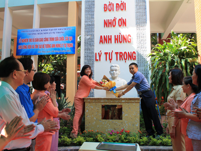 Trưởng Ban đại diện phụ huynh bàn giao công trình cho hiệu trưởng Trường Mầm non Lý Tự Trọng