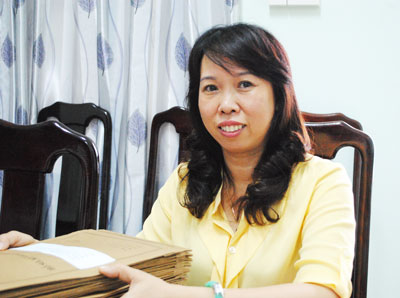 Trao lại hồ sơ, kỷ vật cán bộ đi B