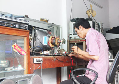 Cách đây chừng hơn 10 năm, sửa chữa điện tử là một nghề ăn nên làm ra. Ở các trường dạy nghề, nghề sửa chữa điện tử thu hút khá đông người học. Thế nhưng gần đây, nhiều người đã phải bỏ nghề…