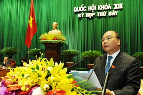 Phó Thủ tướng Nguyễn Xuân Phúc trình bày Báo cáo của Chính phủ về đánh giá bổ sung kết quả phát triển kinh tế-xã hội năm 2013, tình hình triển khai thực hiện kế hoạch những tháng đầu năm 2014, sáng 20/5. Ảnh: VGP/Nhật Bắc